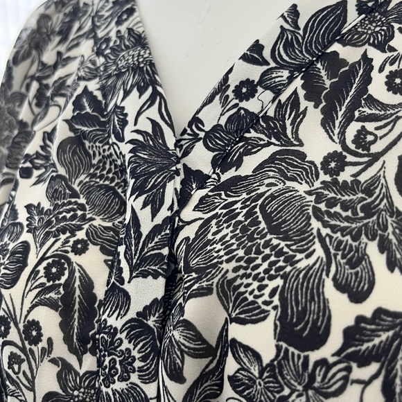 V-neck chiffon dress - Picture 8 of 16